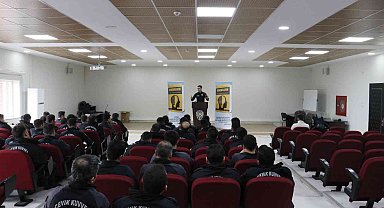 Genç polis memuru kitap yazdı, gelirinin bir kısmını şehit ailelerine bağışladı