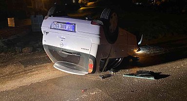 Gençlerin otomobille refüje çarpıp takla attığı anlar kamerada
