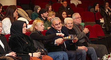 Gençlerin tasarımlarını inceledi