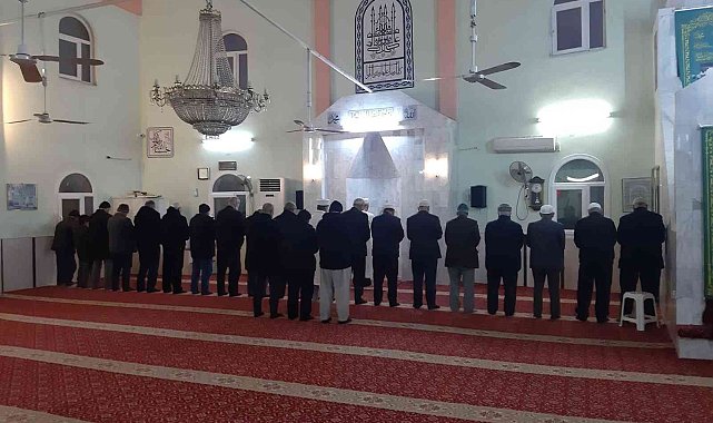 Germencik'te vatandaşlar sabah namazında bir araya geliyor
