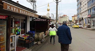 Giresunlu 67 yaşındaki Kenan Kaya mahalle bakkalcılığının son temsilcilerinden