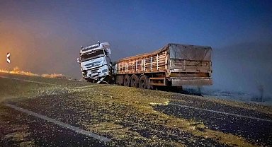 Gizli buzlanma ve sisten dolayı tırlar kaydı, 2 kişi yaralandı