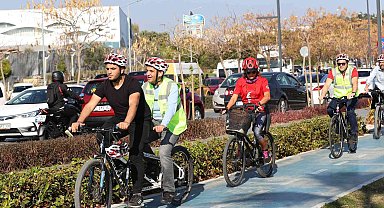 Görme engelliler farkındalık oluşturmak amacıyla pedal çevirdi