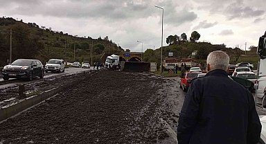 Gübre yüklü kamyon devrildi, karayolunda 10 kilometre araç kuyruğu oluştu