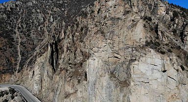 Gümüşhane-Kürtün karayolunda yamaçlarda bulunan kayalar faciaya davetiye çıkarıyor