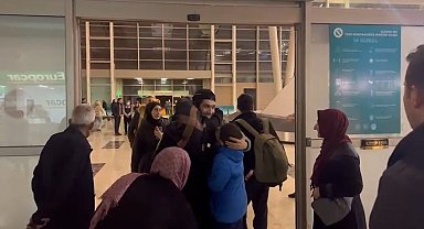 Güney Kore'de bırakmak zorunda kaldığı oğlunu 8 yıl sonra kucakladı