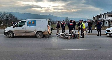 Hafif ticari araç ile çarpışan motosikletli kurye yaralandı