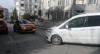Hafif ticari araç ile otomobil kafa kafaya çarpıştı: 1 yaralı