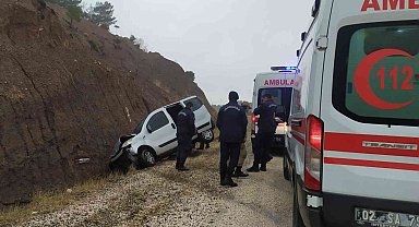 Hafif ticari araç şarampole devrildi: 3 yaralı