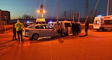 Hafif ticari araç ve otomobil çarpıştı: 7 yaralı