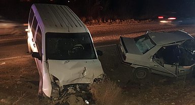 Hafif ticari araçla otomobil çarpıştı: 5 yaralı