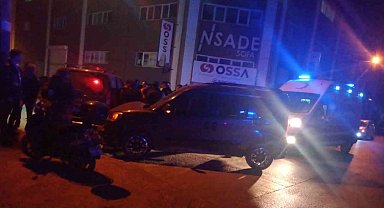 Hafif ticari araçlar çarpıştı; 2 yaralı