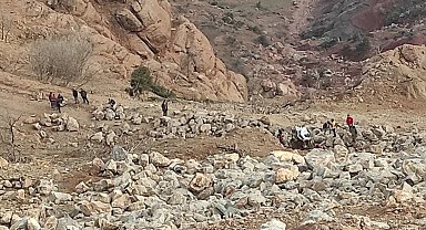 Hafriyat dökerken şarampole devrilen kamyon sürücüsü hayatını kaybetti