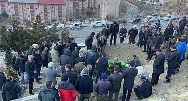 Hakkari'de boğazı kesilmiş halde bulunan kadın toprağa verildi