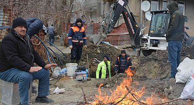 Hakkari'de dondurucu soğukta su arızası mesaisi