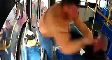 Halk otobüsünde dehşet anları, defalarca yumrukladı