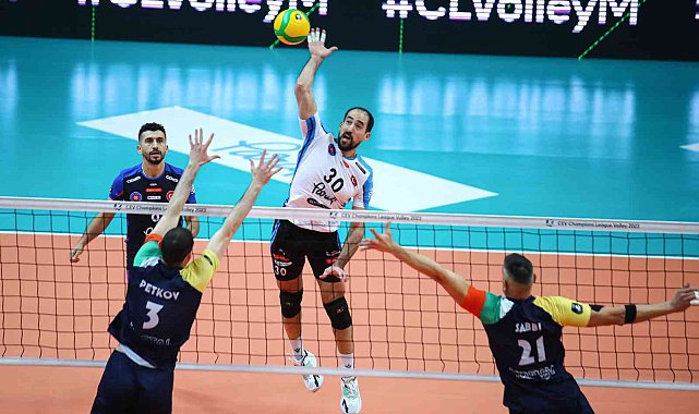 Halkbank çeyrek finalde