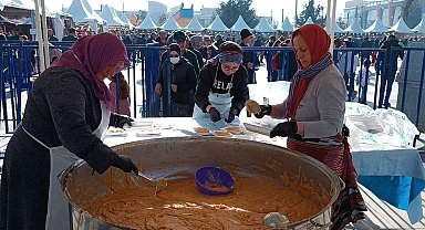 Hamsi Festivali'nde kuymak için uzun kuyruk oluştu