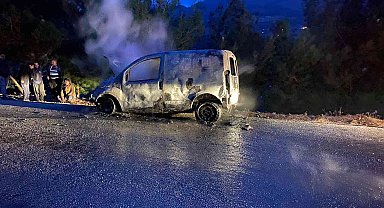 Hareket halindeki hafif ticari araç alev alev yandı