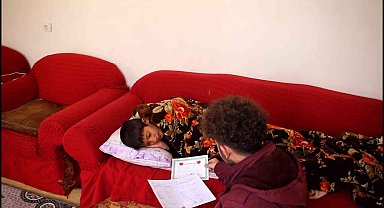 Hasta öğrencisine karnesini evinde vererek sürpriz yaptı