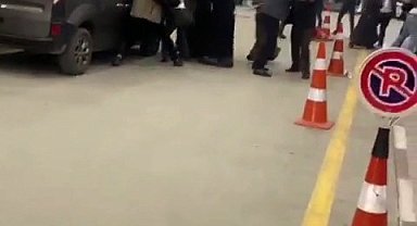 Hastane acilinde bıçaklı kavga kamerada