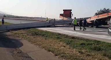 Hatay'da tırdan düşen metal otoyolu kapattı