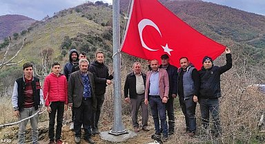 Haydarlı Mahallesi'nde 2 metrelik Türk Bayrağı
