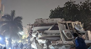 Hindistan'da 4 katlı bina çöktü: 3 ölü
