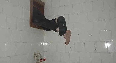 Hırsızlık şüphelisi havalandırma boşluğuna sıkışınca yakalandı