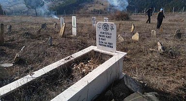 Hisarcık'ın Ulaşlar köyünde mezarlığı hayırseverler temizledi