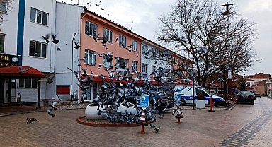 Hisarcık'ta güvercinlere yem
