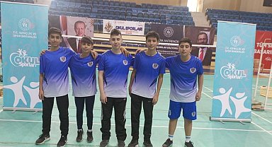 Hüdavendigar Ortaokulu badmintonda büyük başarı elde etti