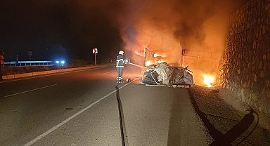 Hurda yüklü kamyonet, çıkan yangında hurdaya döndü