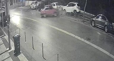 Hurdaya dönen araçlarını kaza bölgesinden ittirerek kaçtılar