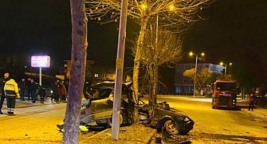 Hurdaya dönen otomobilden sağ çıktı