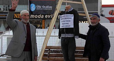 İdam sehpasını kurup Erzincan'ın meydanında maketi astılar