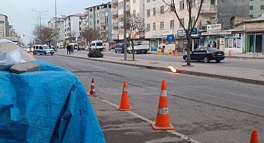 Iğdır'da akıl al almaz olay: Alev alan tüpü yolun ortasına attı
