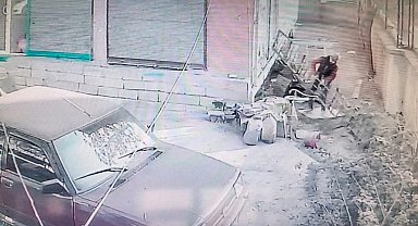 Iğdır'da gündüz vakti hırsızlık: Söktüğü camın çerçevesini kendi malı gibi götürdü