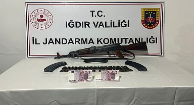 Iğdır'da kaleşnikof ve sahte döviz ele geçirildi