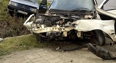 İki araç çarpışarak hurdaya döndü: 3 yaralı