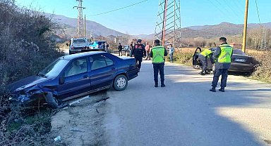 İki araç kafa kafaya çarpıştı: 3 yaralı