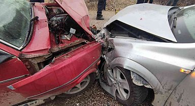 İki otomobil kafa kafaya çarpıştı: 4 yaralı