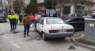 İki otomobilin çarpıştığı kazada faciadan dönüldü