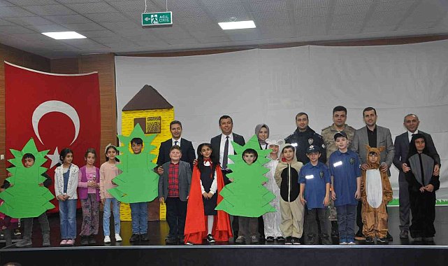 İlkokul öğrencilerinden tiyatro gösterisi