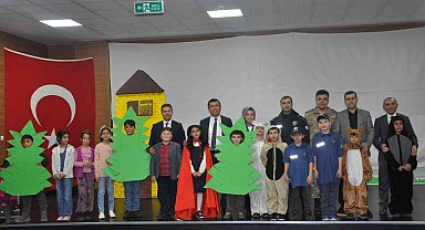 İlkokul öğrencilerinden tiyatro gösterisi