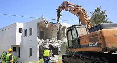 İmara aykırı yapıların yıkımı devam ediyor