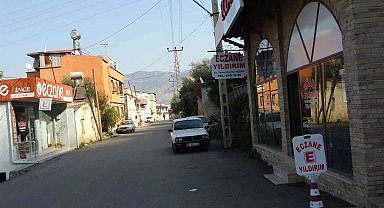 İnatçı keçi girdiği eczaneden çıkmak istemedi