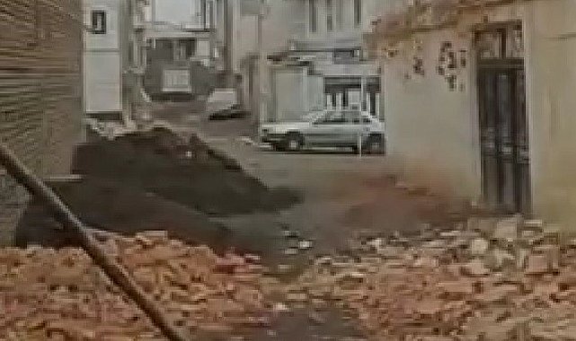 İran'daki depremden etkilenen Azerbaycan Türkleri yardım bekliyor
