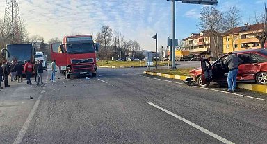 İş kamyonu ile otomobil çarpıştı: 1 yaralı
