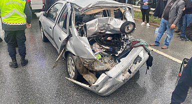 Işıklı kavşakta kamyon ile otomobil çarpıştı: 1'i ağır 3 yaralı